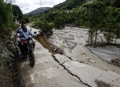 La gente circula por la carretera Trasandina parcialmente destruida tras la inundación del río Chama, cerca de Mérida, el 25 de junio de 2025, tras fuertes lluvias en la zona.