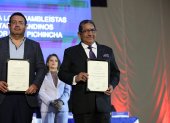 Carlos Faustino Falconi Lindao (derecha) recibió sus credenciales como asambleísta suplente en mayo de 2025.