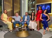 Diego Spotorno con el elenco del programa, su padre y novia.