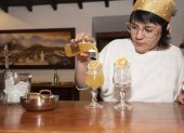 Taxo, miel, whisky y una infusión de cítricos se suman en una de las bebidas más populares de la mixóloga Marlene Briceño, Shake, shake, shake