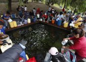 Apoyo. Esta vertiente está abasteciendo de agua a los vecinos de Guamaní y otros sectores