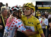 Richard Carapaz, con el maillot de puntos rojos, y Tadej Pogacar, campeón del Tour.