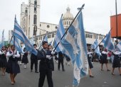 Estudiantes de 94 instituciones educativas desfilaron a lo largo de la avenida Quito por las fiestas de Guayaquil.