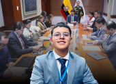 El asambleísta Dominique Serrano fue captado dibujando durante una sesión de fiscalización al contrato del Estado ecuatoriano con Progen.