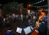La Orquesta Sinfónica Juvenil de Guayas fue aplaudida por quienes asistieron al evento de la Prefectura en la calle Numa Pompilio Llona, del tradicional barrio Las Peñas.