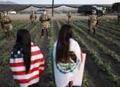 Soldados de la Guardia Nacional bloquean a los manifestantes durante una redada de inmigración de ICE en una granja de cannabis cercana el 10 de julio de 2025 cerca de Camarillo, California.