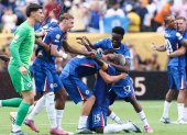 Moisés Caicedo celebra su título del Mundial de Clubes en el MetLife Stadium, de Nueva Jersey.