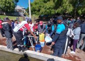 El Gobierno y la Cruz Roja instalan tres plantas portátiles para enfrentar la falta de agua en el sur de Quito.