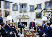 El presidente Donald Trump se reúne con el secretario general de la OTAN, Mark Rutte (3.ª izq.), en el Despacho Oval de la Casa Blanca el 14 de julio de 2025 en Washington.