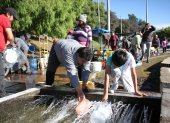 En el barrio Nueva Aurora se abastecen de agua por medio de una vertiente natural ubicado en el parque Nueva Aurora, sur de Quito.