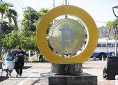 Un monumento a la criptomoneda bitcóin en una plaza de El Salvador.