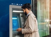 El usuario tiene varias vías para reclamar y pedir explicación. La entidad financiera tiene un plazo para solucionar el problema.