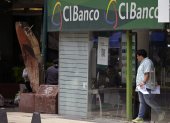 Una persona sale de una sucursal de CIBanco en la Ciudad de México el 25 de junio de 2025.