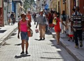 Personas caminan por una calle de La Habana (Cuba)