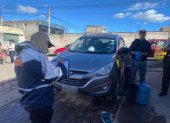 Inspectores de la AMC sorprendieron a un ciudadano lavando su auto con agua destinada al consumo humano.
