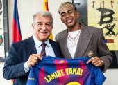 Lamine Yamal (d) recibió la camiseta "10" de parte del presidente del FC Barcelona.