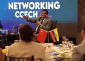 El ministro de Producción, Luis Alberto Jaramillo, en un conversatario con miembros de la Cámara de Comercio Ecuatoriano- China, en Guayaquil.