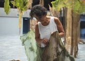Entre gasas, residuos y desechos naturales, la artista Shirma Guayasamín crea una obra que invita a tocar, recorrer y reflexionar sobre nuestros ecosistemas