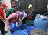 Los vecinos de Solanda llevaron botellones de agua a un centro infantil ubicado en Nueva Aurora. Un tanquero llega a la zona, pero a cinco cuadras del establecimiento.