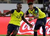 Moisés Caicedo y Piero Hincapié (d) comparte en selección ecuatoriana de fútbol