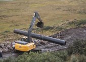 Llegaron los primeros tubos que servirán para reemplazar el tramo dañado de la línea de conducción Mica – Quito Sur.