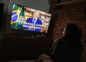 Una mujer observa una alocución del presidente de Brasil, Luiz Inácio Lula da Silva, este jueves, en São Paulo (Brasil).