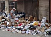 Una persona camina buscando cosas en la basura acumulada en una calle este 17 de julio de 2025, en La Habana (Cuba).