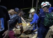 Mineros trabajando en las operaciones de búsqueda después de un accidente en la mina "El Miñon" en Antioquia, Colombia, el 17 de julio de 2025.