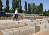 Una lanta de producción de bloques de construcción de arroz, hechos principalmente de cáscaras de arroz, un subproducto del procesamiento del arroz, en la región de Batken, en el sur de Kirguistán.
