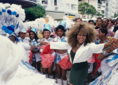 Foto de de 1988, cuando Tina salió de gira por las calles de Río de Janeiro para bailar con artistas de samba.