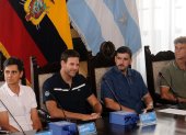 Nico Lapentti (i), Delpo (c-i) y Guga (d) fueron presentados en el Municipio de Guayaquil por el alcalde, Aquiles Alvarez.