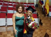 Graduación. Jessica, junto a su hermana Angie, embarazada de 8 meses, posó como nueva bachiller técnico en deportes de la república.