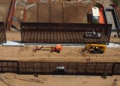 MEX8170. CIUDAD JUÁREZ (MÉXICO), 19/07/2025.- Fotografía aérea de trabajadores estadounidenses y maquinaria pesada detrás de un muro metálico este viernes, en la frontera de Ciudad Juárez (México). Con estructuras de acero más altas y resistentes, el Gobierno de Estados Unidos ha iniciado esta semana la edificación de un nuevo muro secundario entre la zona limítrofe de Nuevo México y Ciudad Juárez, levantamiento que ha sido cuestionado y rechazado, según afirmó a EFE el padre y párroco de la comunidad de Mater Dolorosa, Javier Calvillo. EFE/ Luis Torres