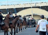 En los alrededores del estadio se desplegó un fuerte contingente de Policía, Fuerzas Armadas y UMO
