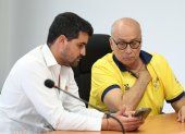 El ministro José David Jiménez (i) en una reunión con Jorge Delgado, presidente del COE.