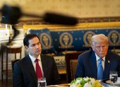 Fotografía del 7 de julio de 2025 del secretario de Estado de EE.UU., Marco Rubio (i), junto al presidente Donald Trump (d).