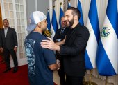 El presidente Nayib Bukele (d) al saludar a uno de los diez estadounidenses liberados por el gobierno venezolano.