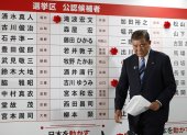 Shigeru Ishiba, primer ministro de Japón y presidente del gobernante Partido Liberal Democrático (PLD), camina junto a un tablero con rosas de papel rojas que muestran a los candidatos electos.