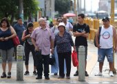 Un grupo de transeúntes al esperar cruzar una calle de Lima (Perú).