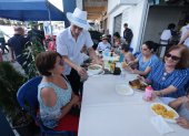 Comunidad. Los residentes del barrio del Salado celebraron con comida.