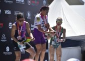 Eli (c) en lo alto del podio de la máxima categoría femenina del Ironman. La escoltaron Lirany Gutiérrez (Colombia), segunda y Olivia Dietzel (EE. UU.), tercera.