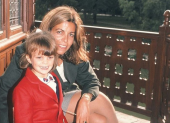 Christina Onassis, hija menor del magnate multimillonario griego Aristóteles Onassis, falleció el 19 de noviembre de 1988, a los 38 años. En la foto junto a su única hija, Athina Roussel.