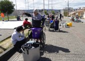 Caso. Vecinos forman largas filas a la espera de tanqueros. Llevan el agua en sillas de ruedas.
