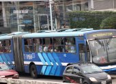 Una unidad de la Metrovía recorriendo el norte de Guayaquil.