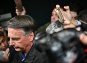El expresidente de Brasil Jair Bolsonaro camina a su salida tras una reunión con congresistas de la oposición este 21 de julio de 2025.
