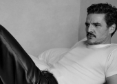 Pedro Pascal, a sus 50 años, reafirma su estatus como símbolo sexual global donde también aborda su activismo y visión sobre la masculinidad