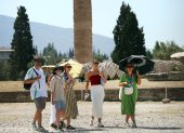 Imagen de este martes 22 de julio de 2025, de varios turistas visitando el Templo de Zeus Olímpico en Atenas, Grecia.