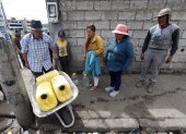 Los vecinos trasladaban en carretilla los contenedores con agua potable.