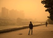 Un hombre sale a caminar durante una tormenta de arena en El Cairo, Egipto.