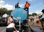 Moradores se abastecían de agua potable en los puntos de distribución alternativos.